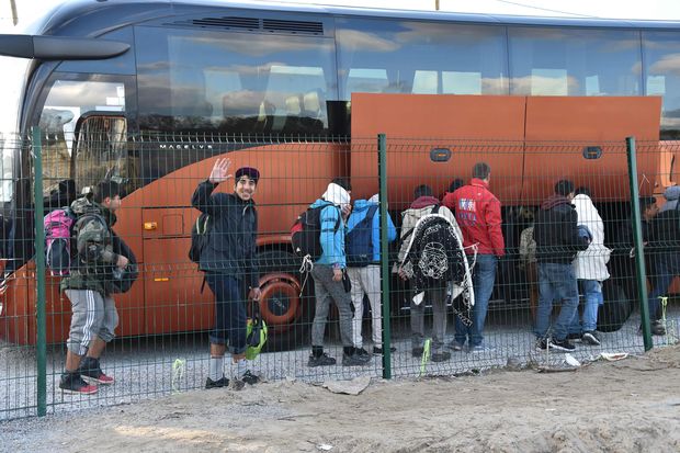Crianças e jovens que viviam no campo de imigrantes de Calais são transferidos para abrigos na França