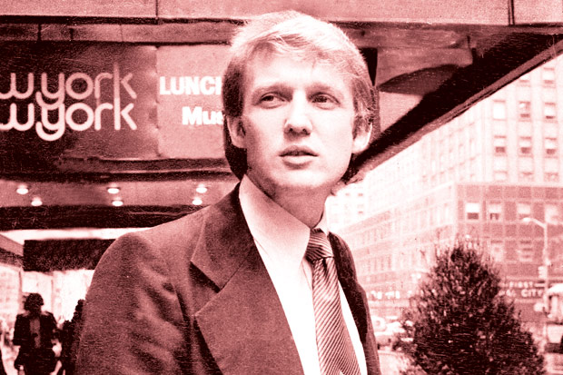 Donald Trump anuncia a construção de um hotel de 100 milhões de dólares, em foto de 1976