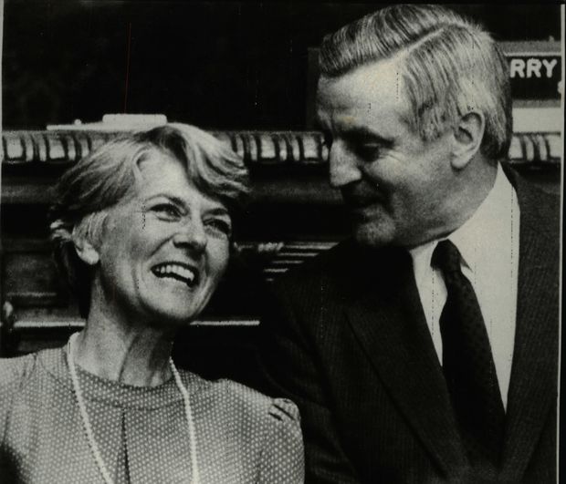 ST.PAUL, Minn. July 12 - Friendly Chat - Walter Mondale makes a short comment to Rep. Geraldine Ferraro as they stand beffore a packed house at the State Capitol. Mondale had just announced that the congresswoman from New York be his vice-presidential running mate. (AP LASERPHOTO (Larry Salzman, 12.jul.1984/Associated Press) ***DIREITOS RESERVADOS. NO PUBLICAR SEM AUTORIZAO DO DETENTOR DOS DIREITOS AUTORAIS E DE IMAGEM***