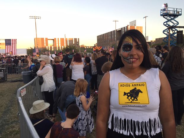 Phoenix/EUA - A estudante Cintia Montes, filha de mexicanos, usa camiseta 