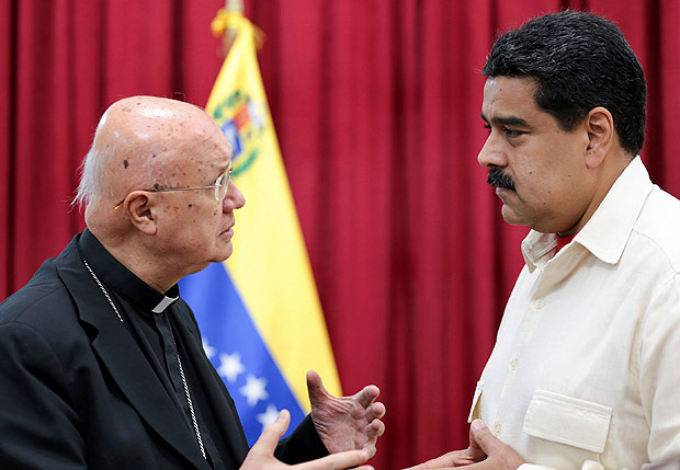 Handout picture released by the Venezuelan Presidency showing Venezuelan President Nicolas Maduro listening to Vatican's pontifical council for social communications, Monsignor Claudio Maria Celli, on October 31, 2016 at the Miraflores presidential palace in Caracas, where he arrived to underscore US support for a newly begun political dialogue between the leftist government and the opposition. Venezuelan government and opposition leaders on Sunday opened Vatican-mediated talks, agreeing to an agenda for further discussions aimed at defusing a deepening political impasse in the oil-rich South American nation. / AFP PHOTO / Venezuelan Presidency / HO / RESTRICTED TO EDITORIAL USE - MANDATORY CREDIT 