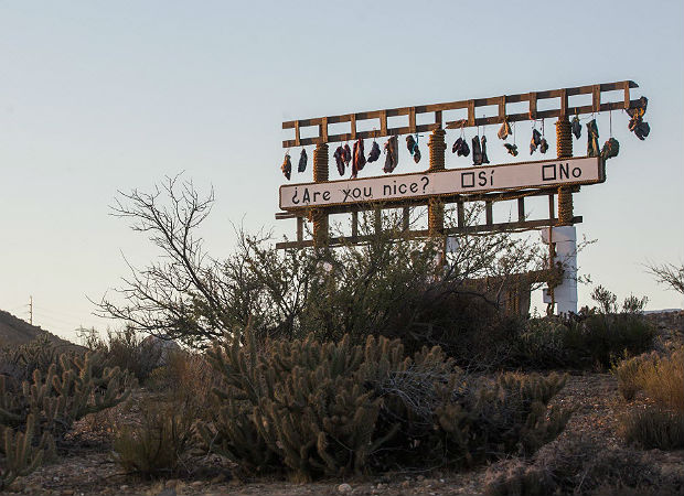 Instalao construda por artistas na fronteira dos EUA com o Mxico, em Jacuma Hot Springs