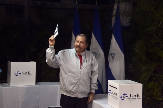 Daniel Ortega exibe seu carto de votao em um centro eleitoral de Mangua, capital da Nicargua