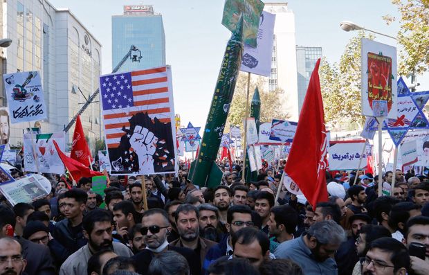 Iranianos protestam contra os EUA em frente à embaixada na última quinta (3)