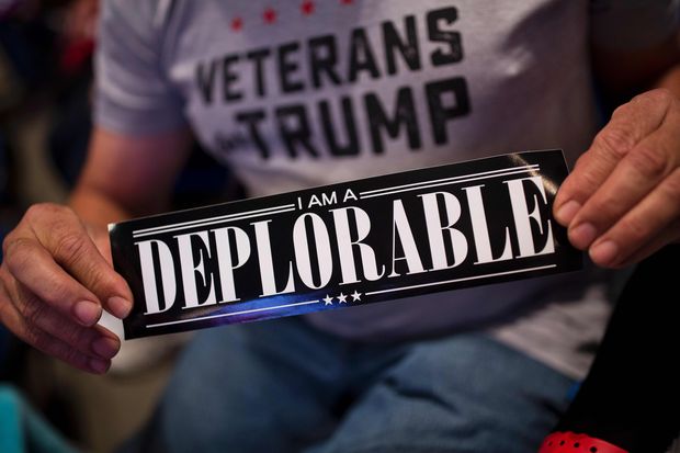 Homem com placa de "Eu sou um deplorvel", termo usado por Hillary a respeito dos eleitores de Trump