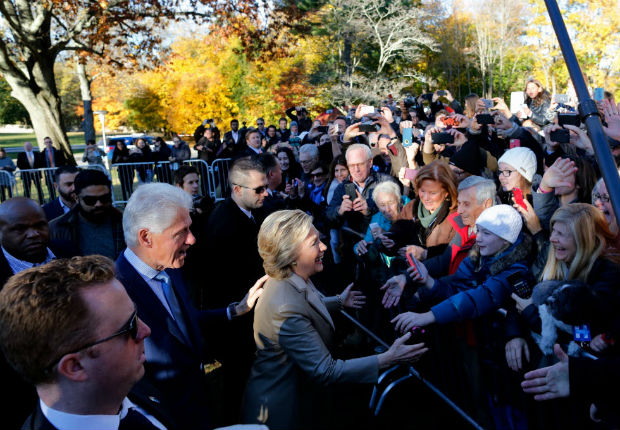 Hillary Clinton e Bill cumprimentam apoiadores aps votarem em Chappaqua, no Estado de Nova York