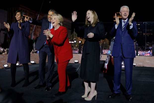 U.S. Democratic presidential nominee Hillary Clinton is joined by U.S. President Barack Obama (2nd L), first lady Michelle Obama (L), former U.S. President Bill Clinton (R) and Chelsea Clinton (2nd R) at a campaign rally on Independence Mall in Philadelphia, Pennsylvania, U.S. November 7, 2016, the final day of campaigning before the election. REUTERS/Brian Snyder ORG XMIT: BKS49
