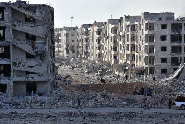 Runas no distrito rebelde 1070 Apartments, em Aleppo, na Sria
