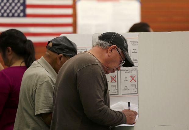 Eleitores votam em National City, na Califrnia