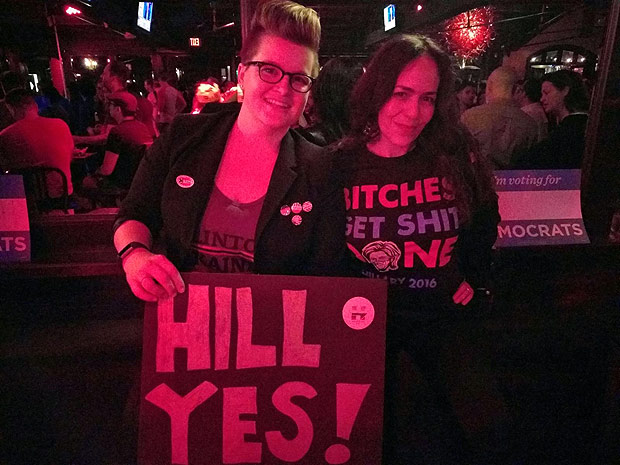 Eleitoras de Hillary Clinton aguardam apurao dos votos em bar gay em Los Angeles 