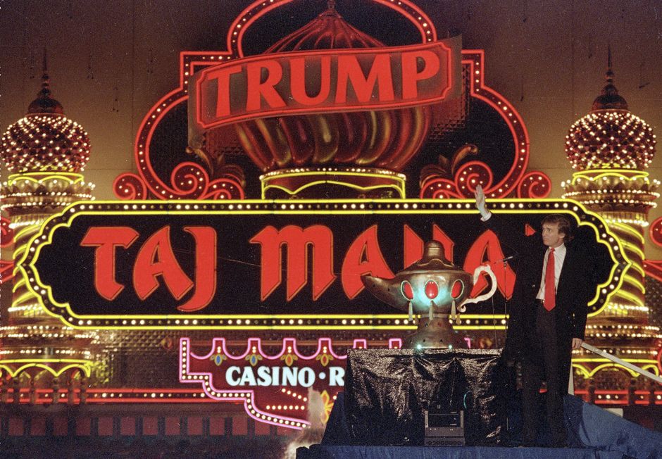 Trump na inaugurao do cassino Trump Taj Mahal em 1990; o empreendimento faliu em 2014
