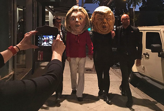 Dois mascarados de Hillary Clinton e Donald Trump circulando pelas ruas de Los Angeles