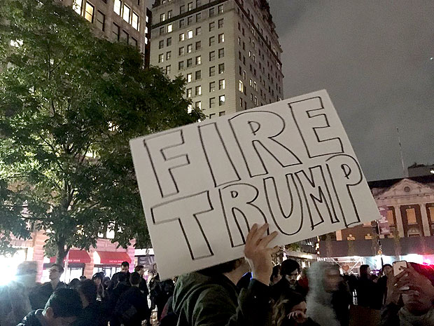 Protesto em Nova York. Centenas na Union Square gritam que "Donald gotta go".