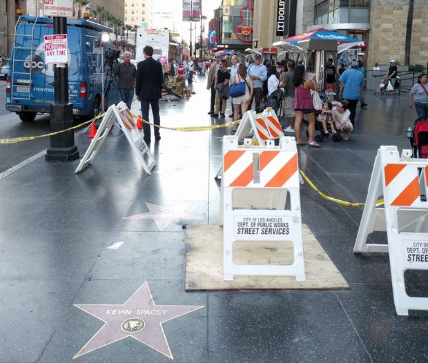 Estrela do presidente-eleito Donald Trump na Calada da Fama, em Hollywood, protegida por barricadas