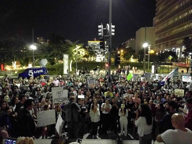 Manifestantes contrrios a Donald Trump durante ato em Los Angeles 