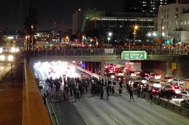 Manifestantes fecharam uma das principais freeways de Los Angeles na noite de quarta-feira