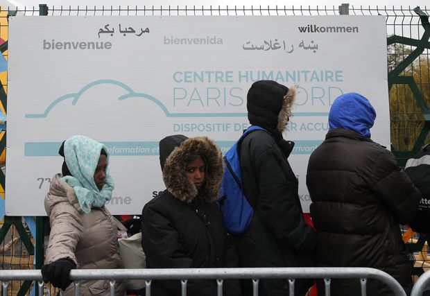 Migrantes chegam ao centro humanitário de Paris, inaugurado nesta quinta (10)