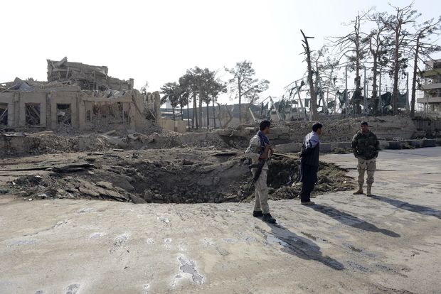 Cratera aberta pela exploso de uma carro-bomba perto do Consulado da Alemanha no Afeganisto