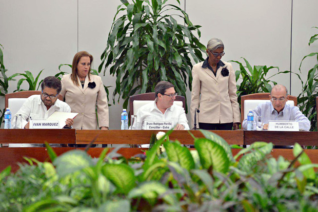 RepresentanteS das Farc e do governo colombiano assinam novo texto do acordo de paz, em Havana