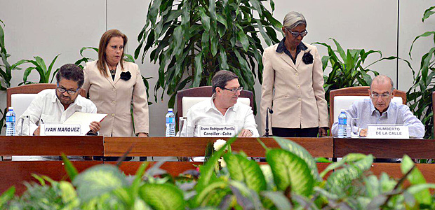 Farc e governo colombiano anunciam novo acordo de paz. Os rebeldes das Forças Armadas Revolucionarias da Colombia (Farc) e o governo colombiano anunciaram neste sabado (12), em Havana, um novo acordo de paz, apos o 