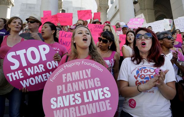 Grupos pr-direito ao aborto protestam no centro de Los Angeles