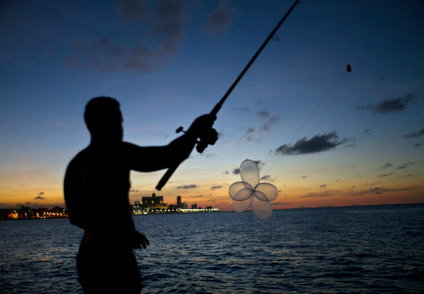 16321156 Com recursos escassos, cubanos usam camisinhas infladas para pescar