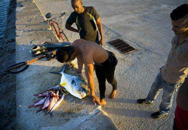 16321157 Com recursos escassos, cubanos usam camisinhas infladas para pescar