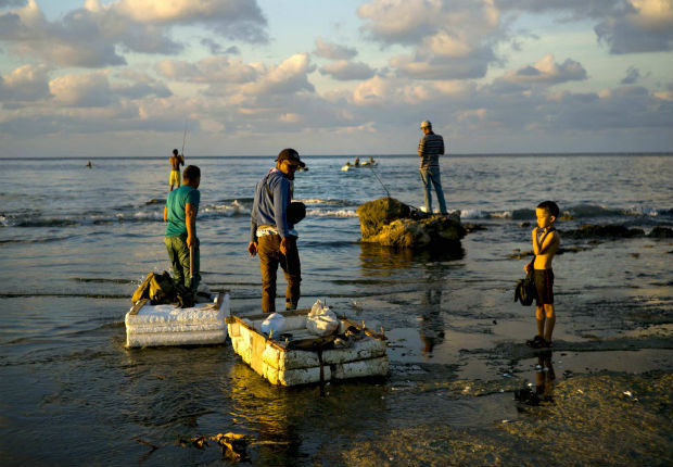 16321158 Com recursos escassos, cubanos usam camisinhas infladas para pescar