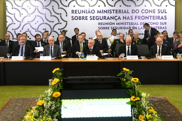 Temer e ministros durante reunião do Cone Sul sobre segurança nas fronteiras, em Brasília