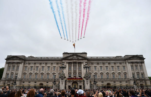 Members of the royal family line the balcony of Buckingham Palace as spectators watch the Royal Air Force Aerobatic Team, the Red Arrows, perform a fly-past at the end of the Queen's Birthday Parade, 'Trooping the Colour,' in London on June 13, 2015. The ceremony of Trooping the Colour is believed to have first been performed during the reign of King Charles II. In 1748, it was decided that the parade would be used to mark the official birthday of the Sovereign. More than 600 guardsmen and cavalry make up the parade, a celebration of the Sovereign's official birthday, although the Queen's actual birthday is on 21 April. AFP PHOTO / BEN STANSALL ORG XMIT: 12632