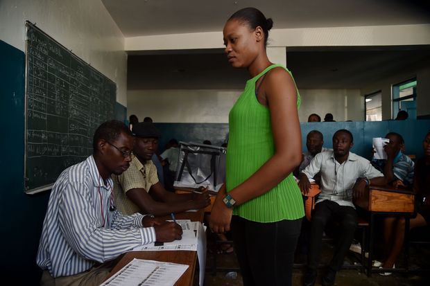  Elections staff rehearse one day before of the general elections at a polling station in Port-au-Prince, on November 19, 2016. Twenty-seven candidates will participate in the presidential election to be held on November 20. More than six million Haitians are due to vote in their latest attempt in an 18-month-long effort to choose a president and parliament. / AFP PHOTO / HECTOR RETAMAL ORG XMIT: HR1275