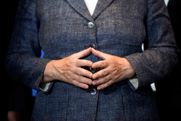 Angela Merkel faz o tpico losango com as mos em evento em Berlim em setembro