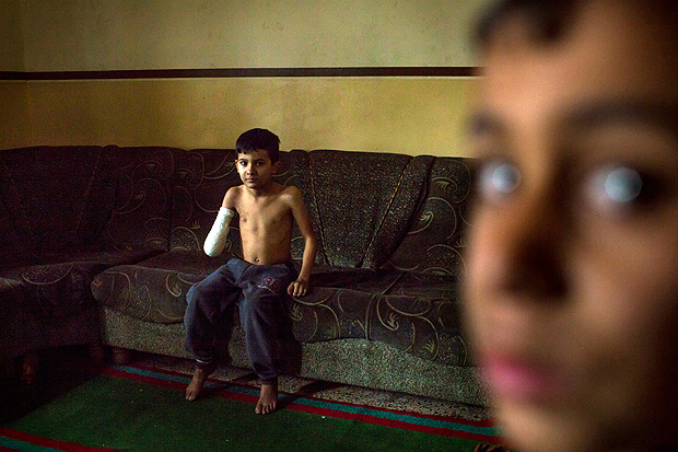 QAYYARAH, IRAQUE 16 DE NOVEMBRO DE 2016 Abdurrahman 9 anos teve brao amputado pelo ISIS em vilarejo pr—ximo a cidade de Qayyarah Foto: Joao Castellano/Folhapress ***EXCLUSIVO FOLHA*** ***DIREITOS RESERVADOS. NÃO PUBLICAR SEM AUTORIZAÇÃO DO DETENTOR DOS DIREITOS AUTORAIS E DE IMAGEM***
