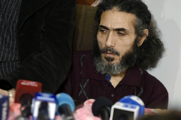 O ex-prisioneiro de Guantnamo Jihad Diyab fala com jornalistas em sua casa em Montevidu em setembro