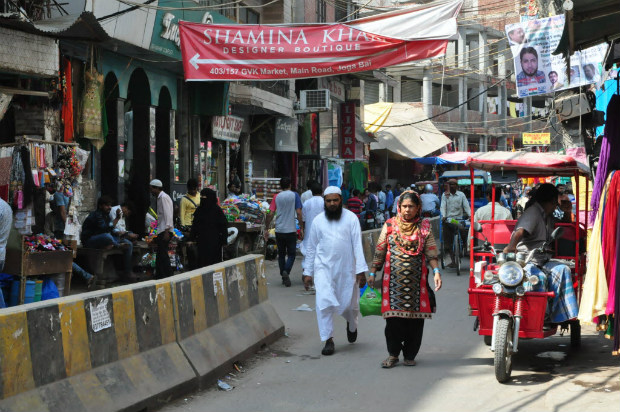 Pessoas caminham pelo bairro de Jamia Nagar, que concentra muitos muulmanos, em Nova Dli 