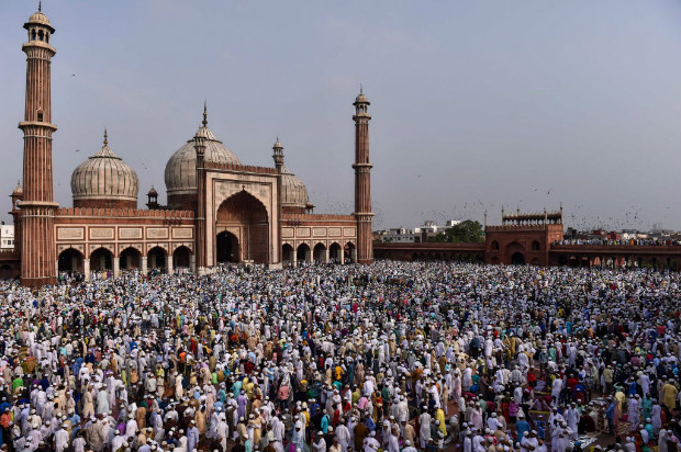 Muulmanos indianos rezam na mesquita Jama Masjid, em Nova Dli, em julho