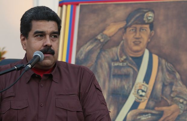 CARACAS, noviembre 23, 2016 (Xinhua) -- Imagen cedida por la Presidencia de Venezuela, del presidente venezolano, Nicols Maduro, participando durante un acto de rendicin de cuentas, frente al Palacio de Miraflores, en Caracas, Venezuela, el 23 de noviembre de 2016. El presidente de Venezuela, Nicols Maduro, orden el mircoles una reestructuracin en la estatal Petrleos de Venezuela S.A. (PDVSA), luego de reconocer la presencia de focos de corrupcin en la principal industria del pas. (Xinhua/Presidencia de Venezuela) (da) (bv) (fnc) ***NO ARCIHVO-NO VENTAS*** ***SOLO USO EDITORIAL***