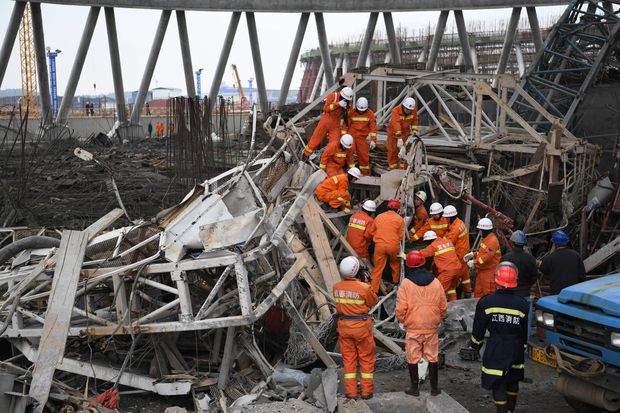 Equipe de resgate procura sobreviventes em acidente numa usina de energia em Fengcheng, na China