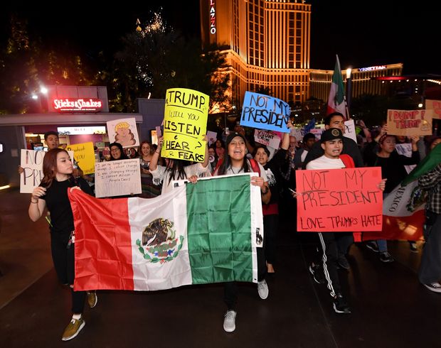 Manifestantes seguram bandeira do Mxico em protesto contra Trump em Las Vegas
