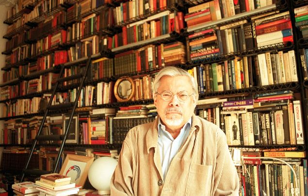 LONDRES, INGLATERRA, 16-05-2002: Literatura: o escritor cubano Guillermo Cabrera Infante em sua casa em Londres, onde vive desde 1968. (Foto de Silvio Cioffi/Folhapress)