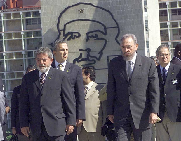 O ento presidente Lula ( esq.), Fidel Castro (centro) e Jos Dirceu ( dir.) durante visita a Havana, em 2003 