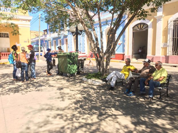 Praa na cidade colonial de Trinidad, a 320 km de Havana, onde os servios do governo funcionam normalmente, mas festas e msica foram suspensas