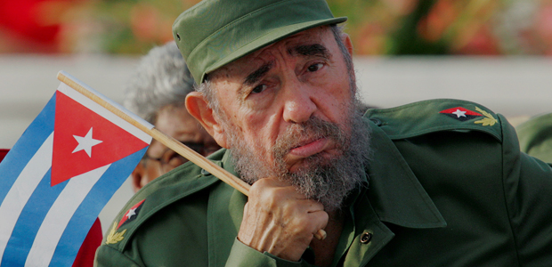 Presidente de Cuba Fidel Castro ouvindo pronunciamento durante a parada do primeiro de maio na praa da revoluo em Havana. 2005