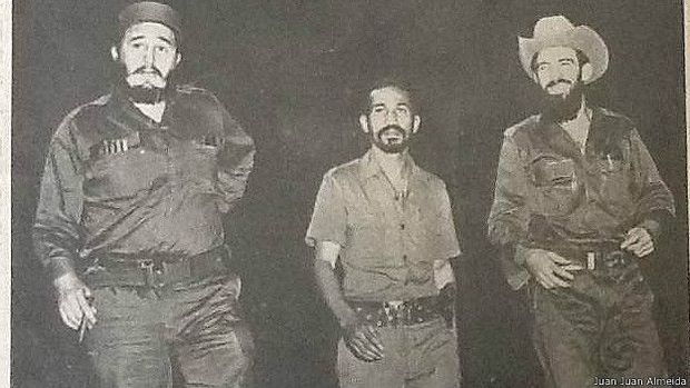 Foto inédita na Serra Maestra mostra Fidel Castro junto a Juan Almeida e Camilo Cienfuegos, dois de seus companheiros inseparáveis