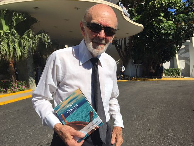 Mexicano Antonio del Conde, 90, que emprestou o iate usado por Fidel para regressar clandestinamente a Cuba, em 1956; nas mos, seu livro de memrias. 