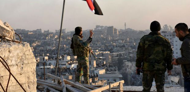 Soldado das foras do governo srio faz sinal de vitria em Aleppo