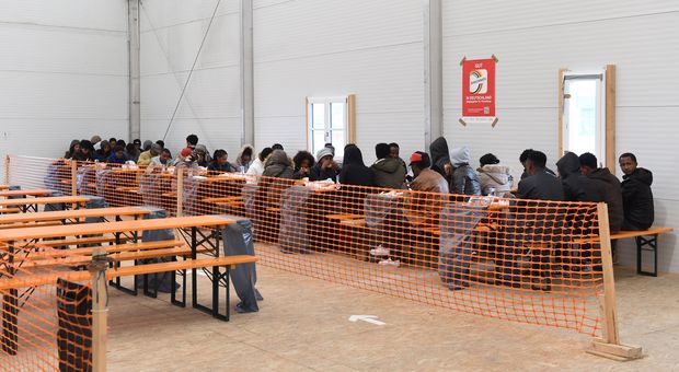  Migrants wait for a first registration at the registration point for asylum seekers in Erding near Munich, southern Germany, on November 15, 2016. The refugees from Eritrea came by plane from Italy. / AFP PHOTO / CHRISTOF STACHE ORG XMIT: CST011