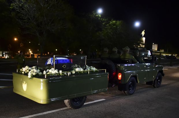 Urna com as cinzas de Fidel Castro  transportada pelas ruas de Santa Clara, em Cuba