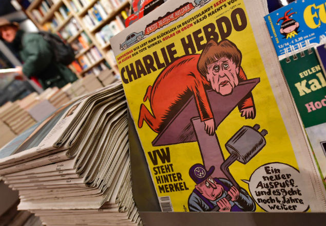 The first issues of the German version of French satirical weekly Charlie Hebdo are for sale at a newsstand in Berlin on December 1, 2016. / AFP PHOTO / John MACDOUGALL