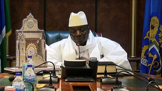 O presidente da Gâmbia, Yahya Jammeh, fala na TV sobre sua derrota eleitoral